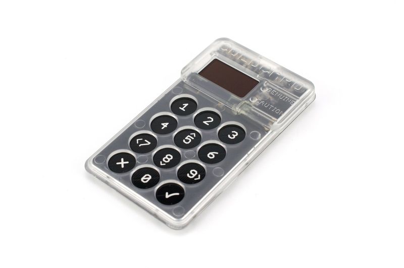 Monedero físico de criptomonedas con carcasa transparente y teclado numérico, de un fabricante distinto de Keystone