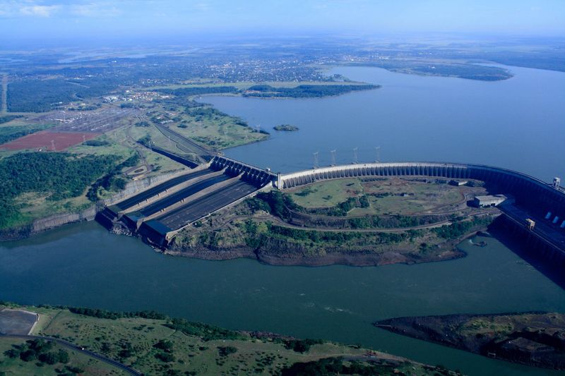 Vista aérea de la represa de Itaipú sobre el río Paraná, en la frontera entre Paraguay y Brasil