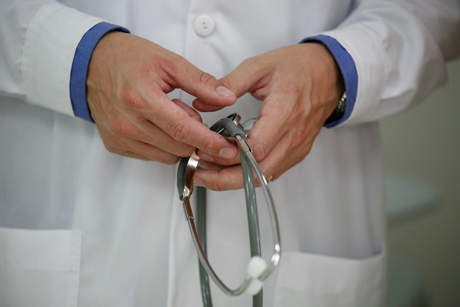 Manos de un médico sosteniendo un estetoscopio